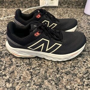 New Balance 860v14. Size 8.5.